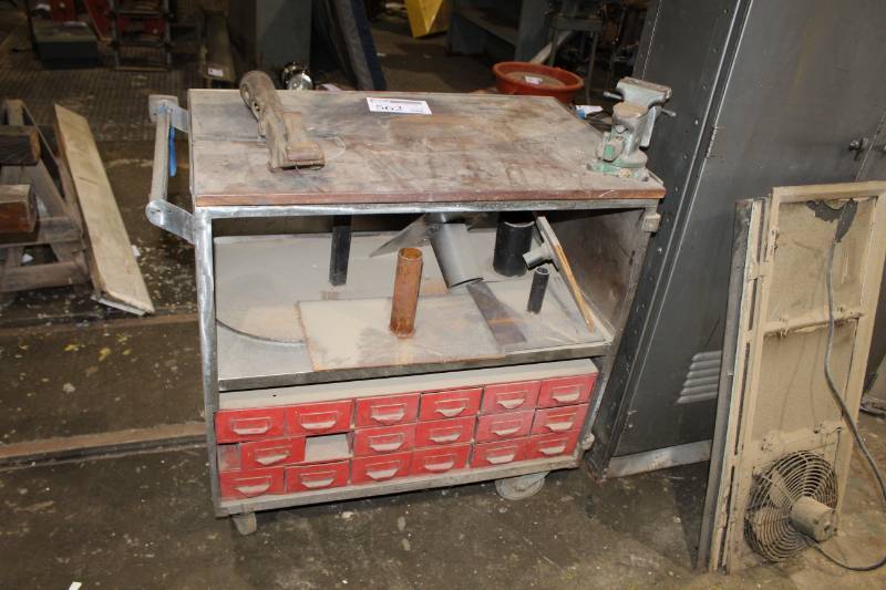 lot 562 image: Rolling Work Bench w Bench Vise