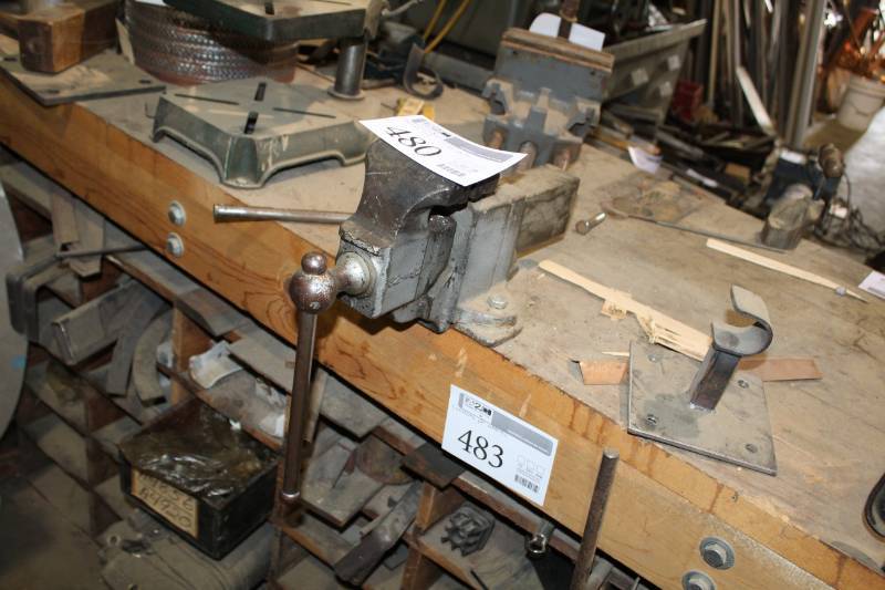lot 480 image: Bench Vise