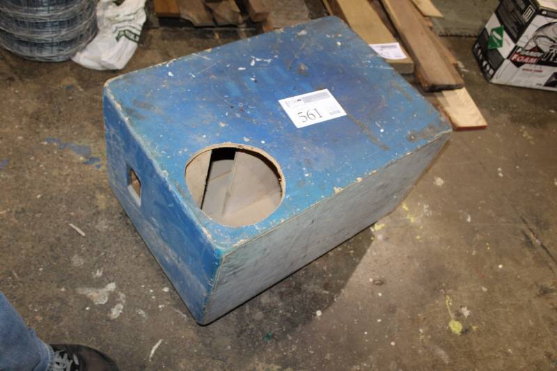 lot 561 image: Custom Rolling Box