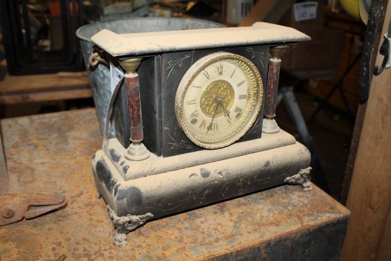 lot 571 image: Vintage Mantle Clock