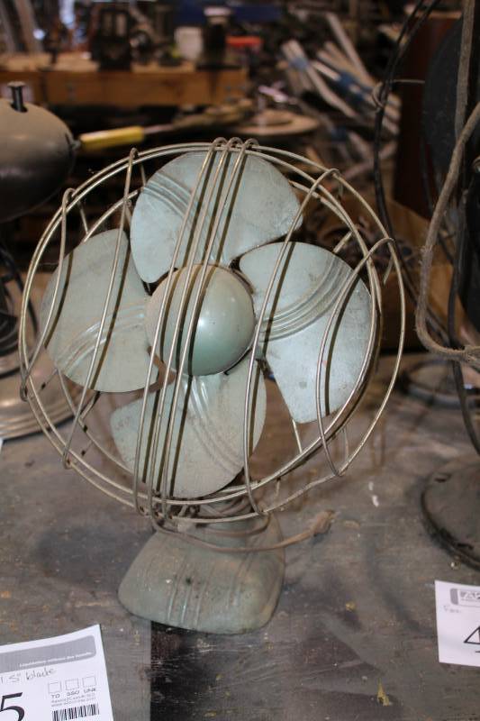lot 445 image: Table Fan
