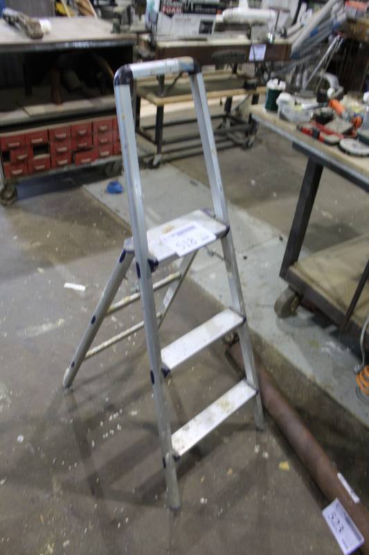lot 518 image: 3ft. Metal Step Ladder