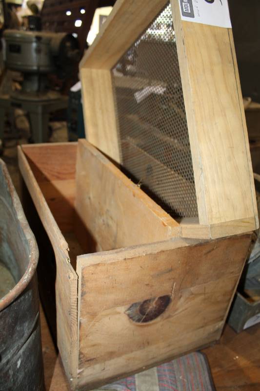 lot 935 image: Wood Box Screen