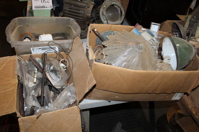 lot 252 image: Hardware - Misc