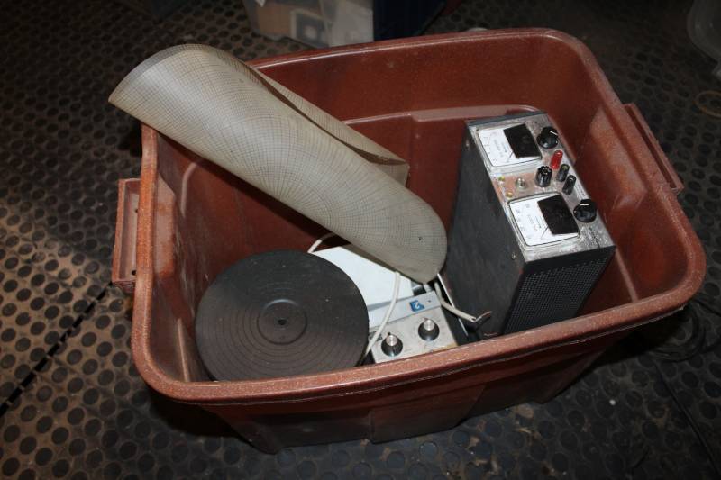 lot 261 image: Vintage Tech Devices - Kepco Voltmeter, Bodine Electric Company DC Motor Speed Control