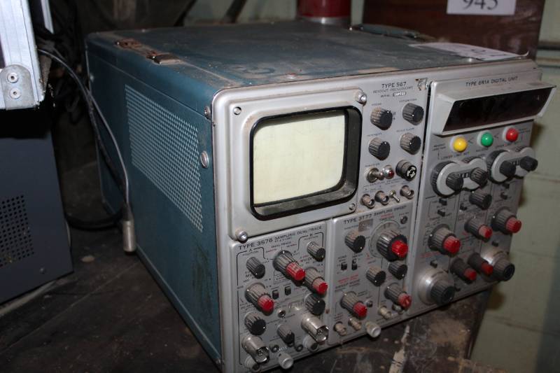 lot 176 image: UMN Science Lab Tektronix Oscilloscope