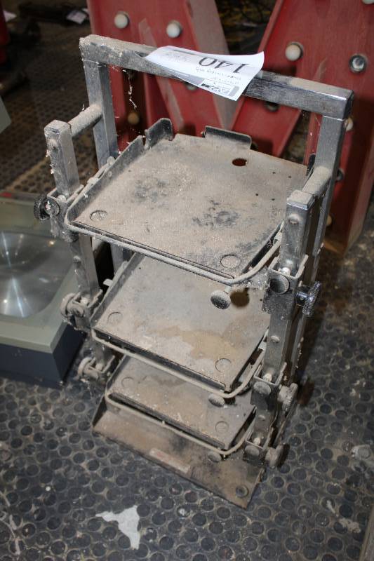 lot 140 image: 3-Tier Shelving Unit