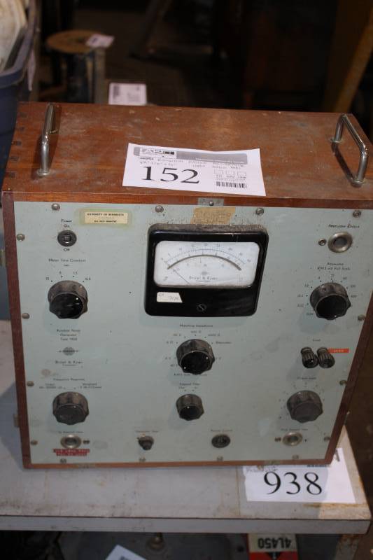 lot 152 image: UMN Science Lab Bruel & Kjoer Random Noise Generator