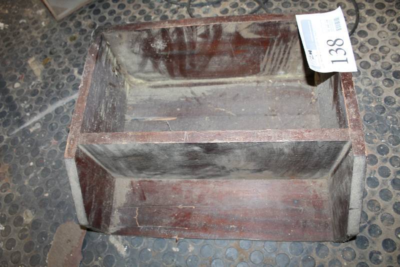 lot 138 image: Wall-Mount Wood Organizer Shelf