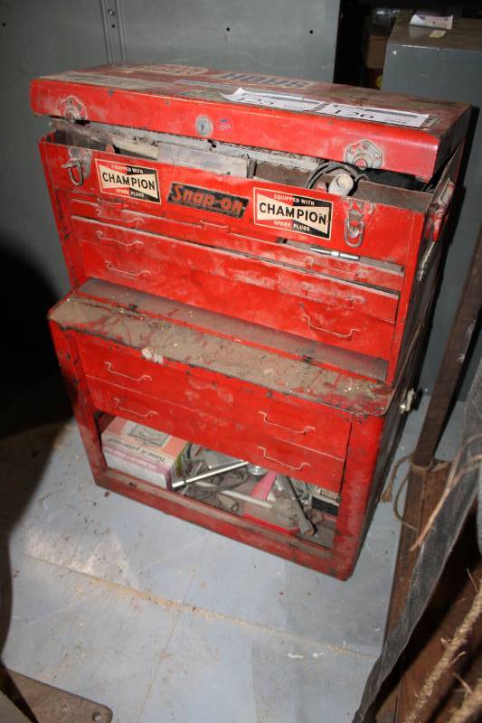 lot 126 image: Standing Tool Box