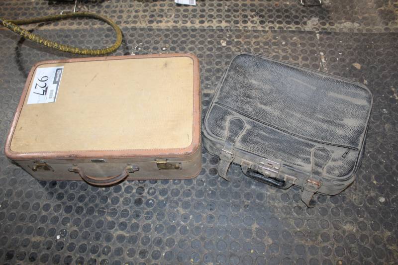 lot 927 image: Lot of (2) Suitcases