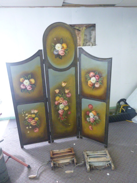 lot 14 image: Decorative Room Divider with 2 Antique Wringers