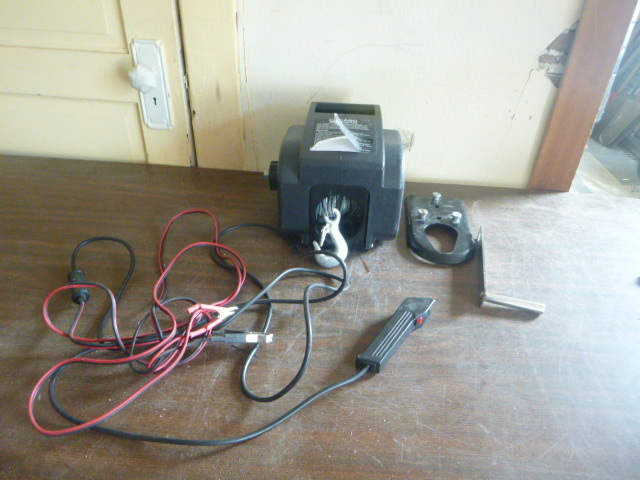 lot 19 image: Chicago Electric Winch