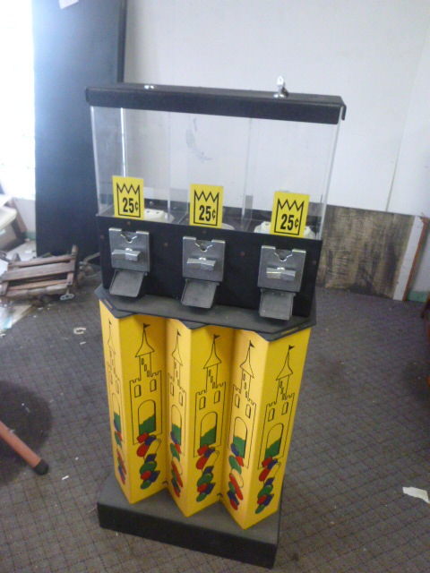 lot 25 image: Gumball Machine