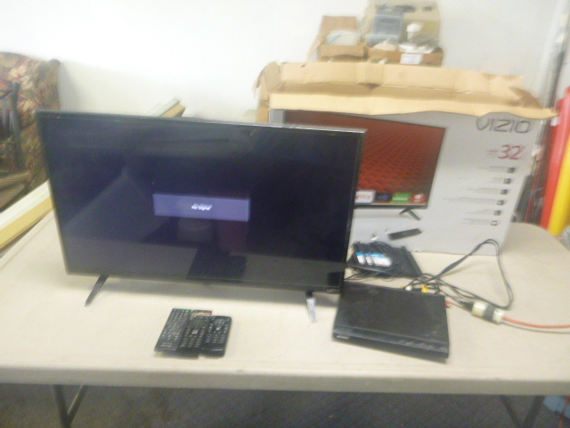 lot 6 image: 32 Vizio Flat Screen TV