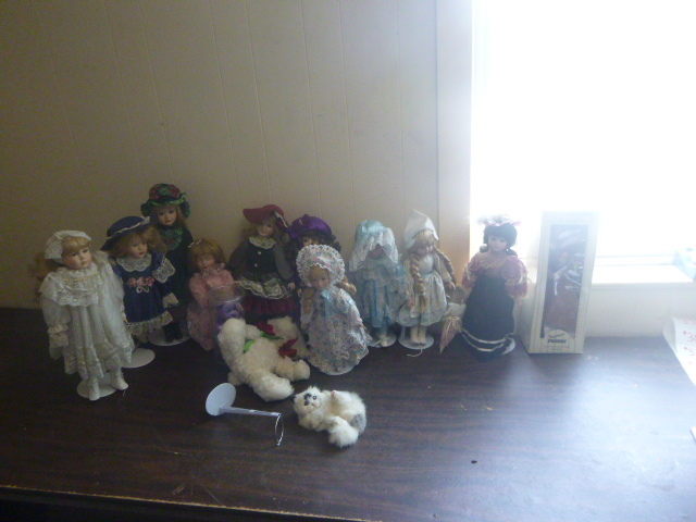 lot 29 image: Lot of Porcelain Dolls