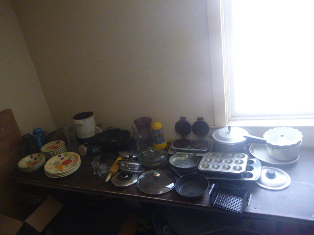 lot 30 image: Large Lot of Kitchen Items