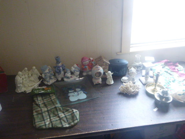 lot 38 image: Holiday Dcor