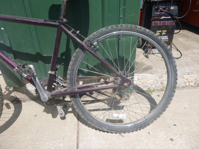 lot 16 image: Schwinn 6 Speed Bicycle