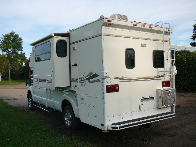 lot 1 image: 2002 Lance Camper