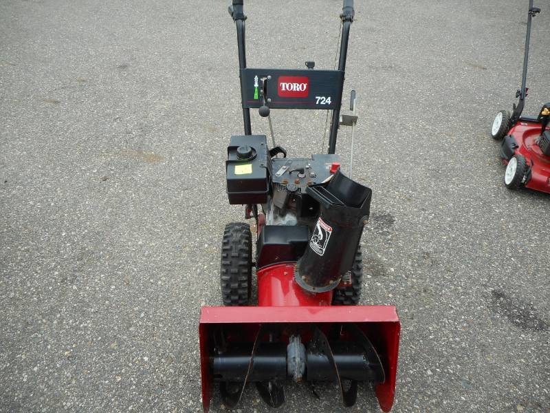 lot 17 image: Toro 724 24 Snowblower