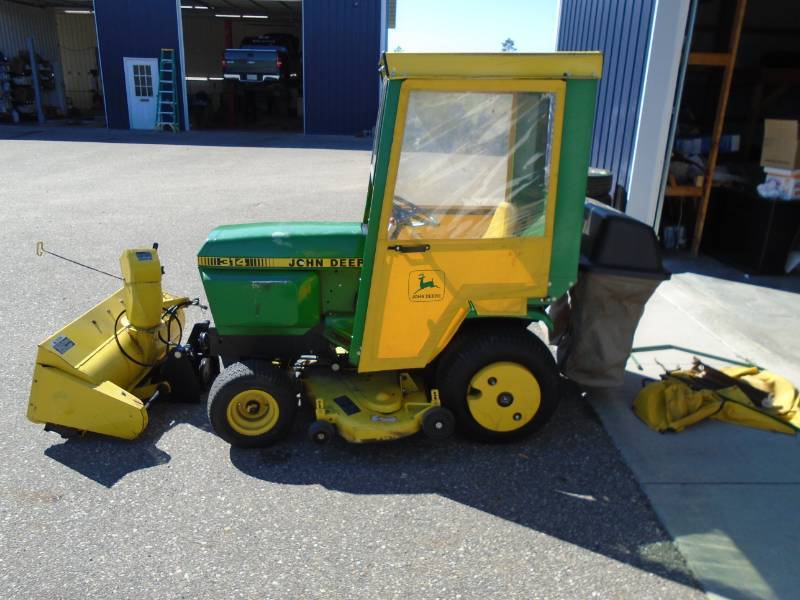 lot 3 image: John Deere 314 Lawn Tractor