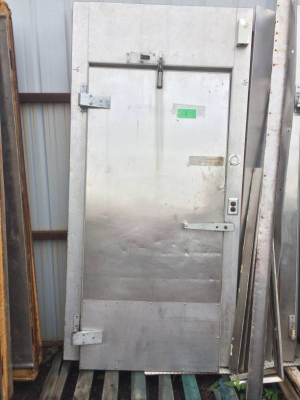 lot 1 image: Walk-in coolerfreezer combination