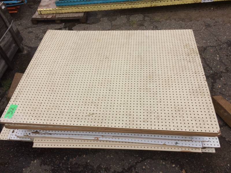 lot 32 image: Pegboard