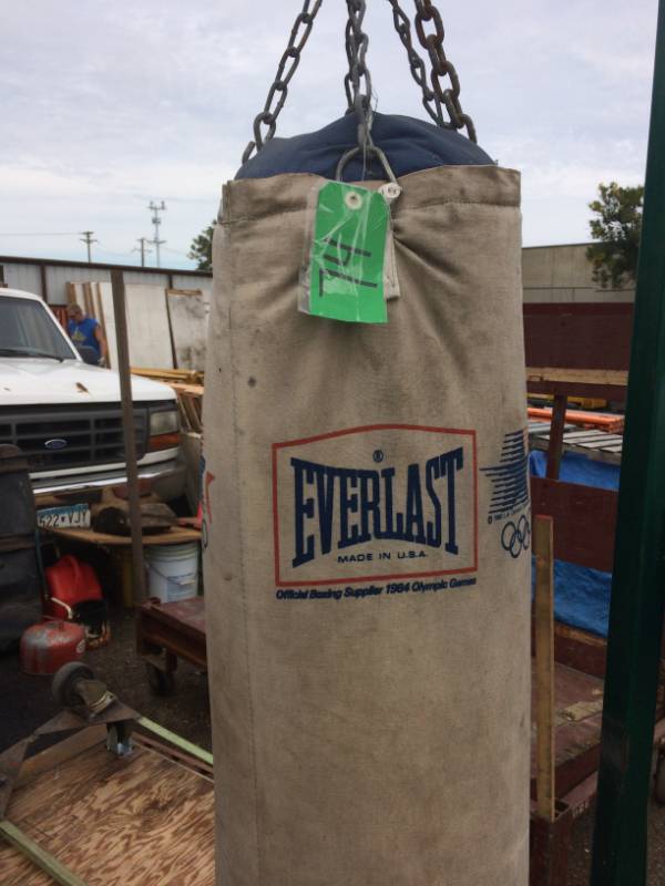 lot 74 image: Everlast punching bag  heavy bag