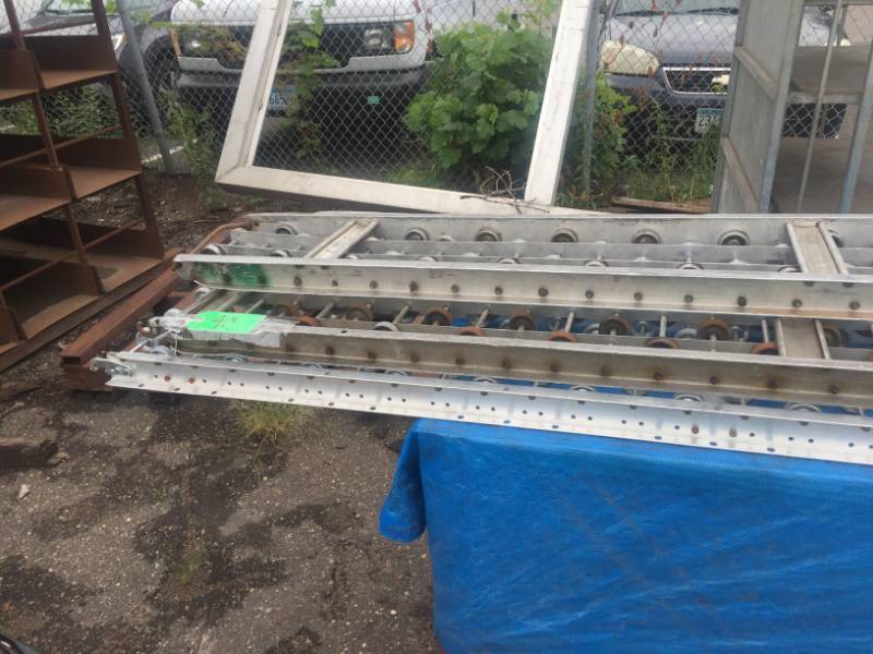 lot 40 image: Skate wheel roller conveyor