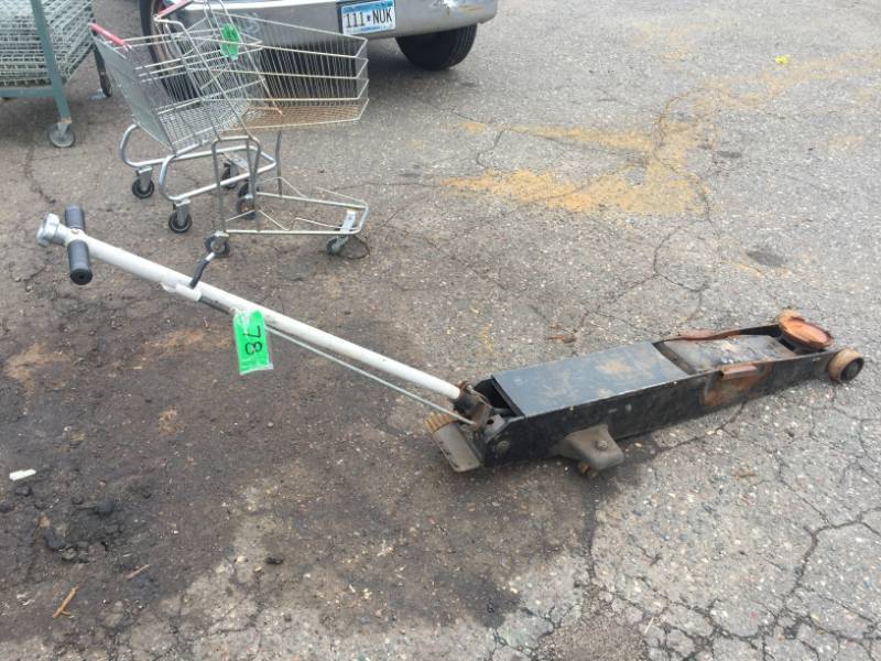 lot 78 image: Large, heavy duty hydraulic truck jack