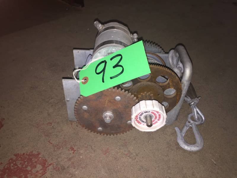 lot 93 image: Bosch electric winch with gears