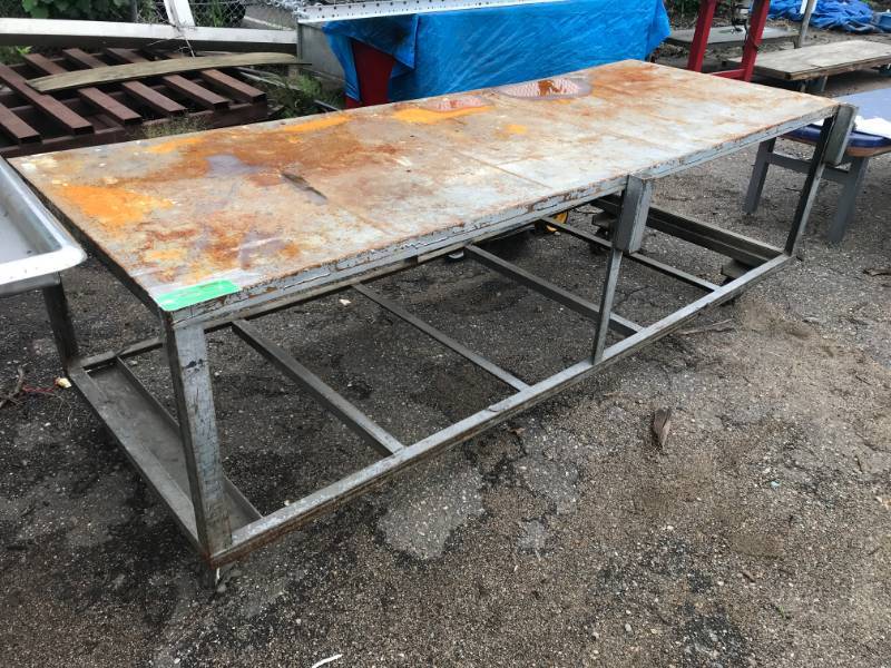 lot 35 image: Large, heavy duty workbench