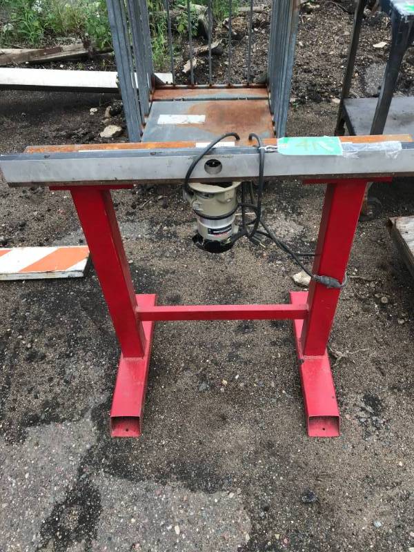 lot 41 image: Porter Cable router wstand