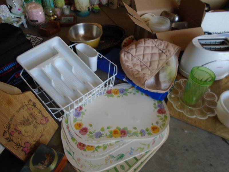 lot 11 image: Kitchenware