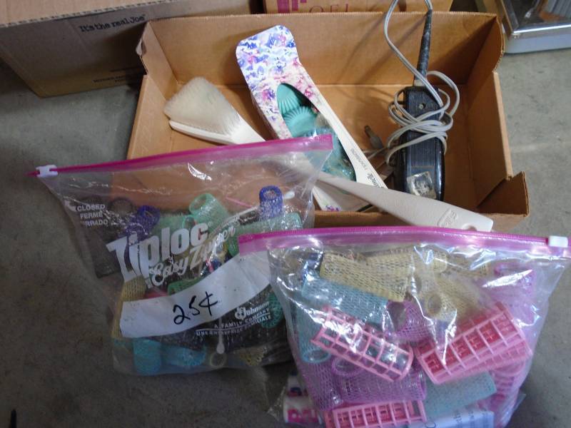 lot 14 image: Bathroom Items