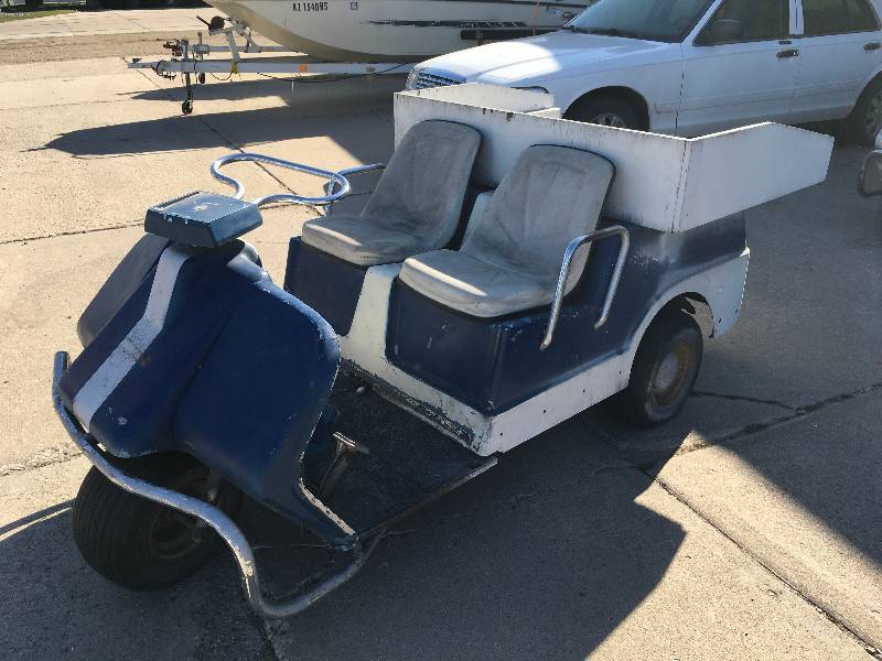 lot 3 image: Harly Davidson Golf Cart