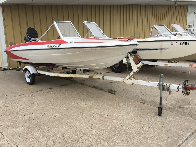 lot 4 image: 1977 Glastron Runabout