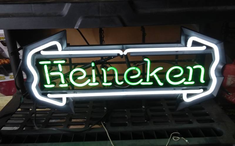 lot 1 image: Neon Heineken Sign 30x14
