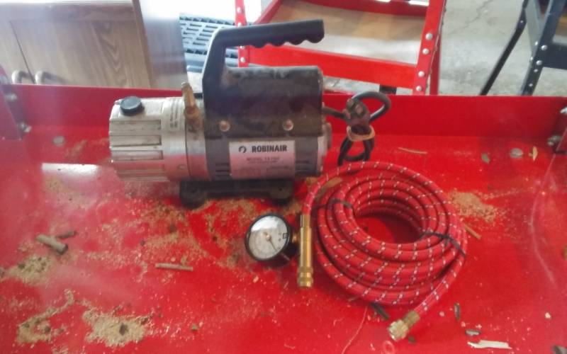 lot 10 image: Robin Air Portable Air Compressor