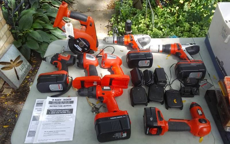 lot 17 image: Black & Decker 18 Volt Firestorm Includes