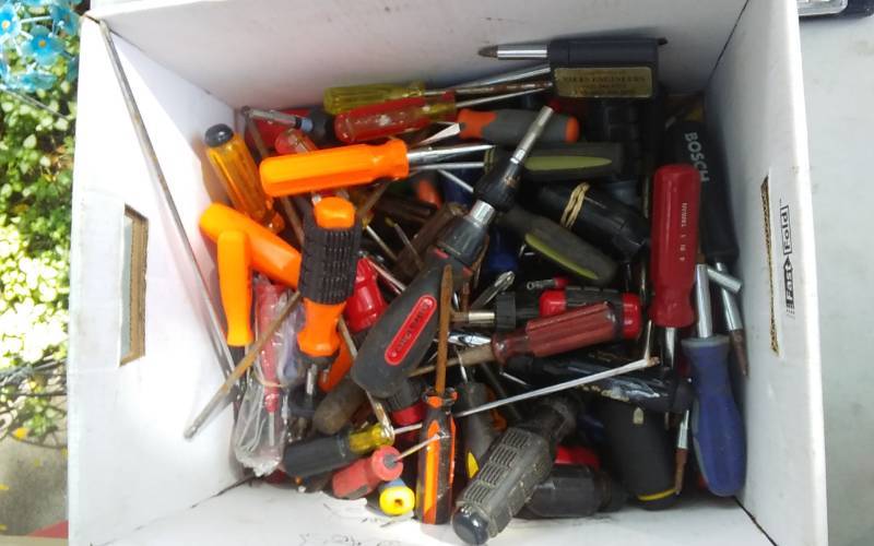 lot 18 image: Box Of Assorted Screwdrivers