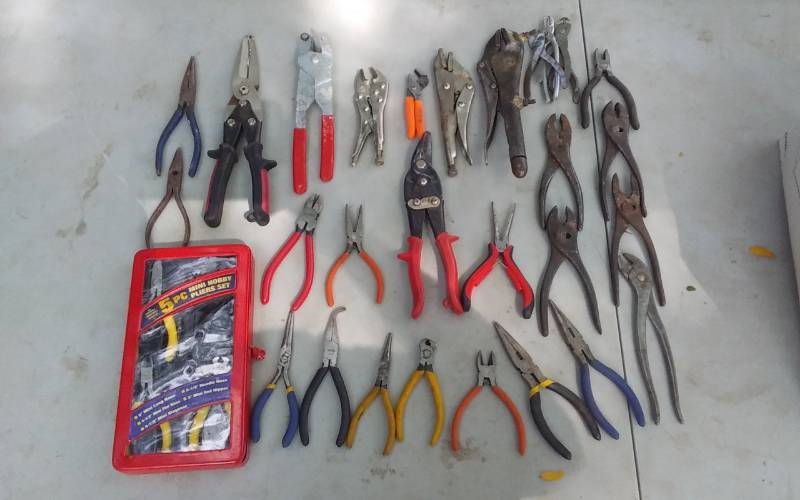 lot 22 image: Lot Of Assorted Hand Tools