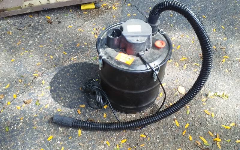 lot 28 image: Bad Ash Dry Ash Vac Model# 10M07