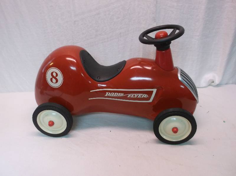 lot 28 image: Radio Flyer