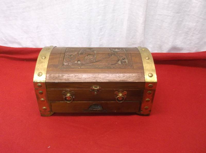 lot 48 image: Jewelry Box