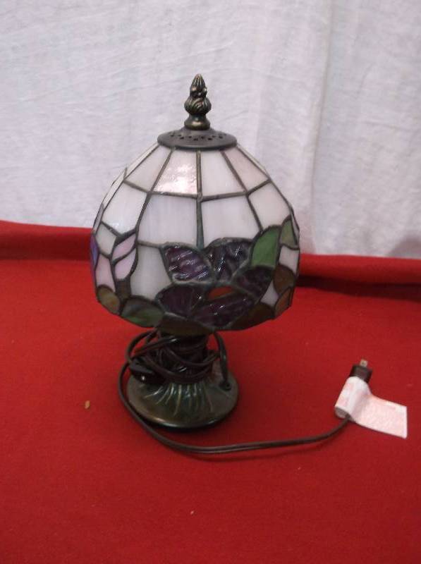 lot 55 image: Lamp