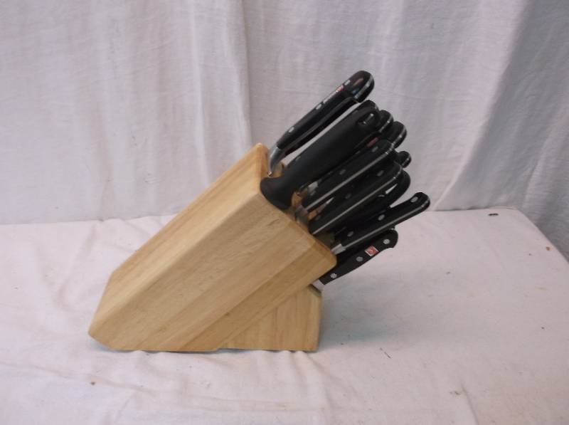 lot 116 image: Knife Block