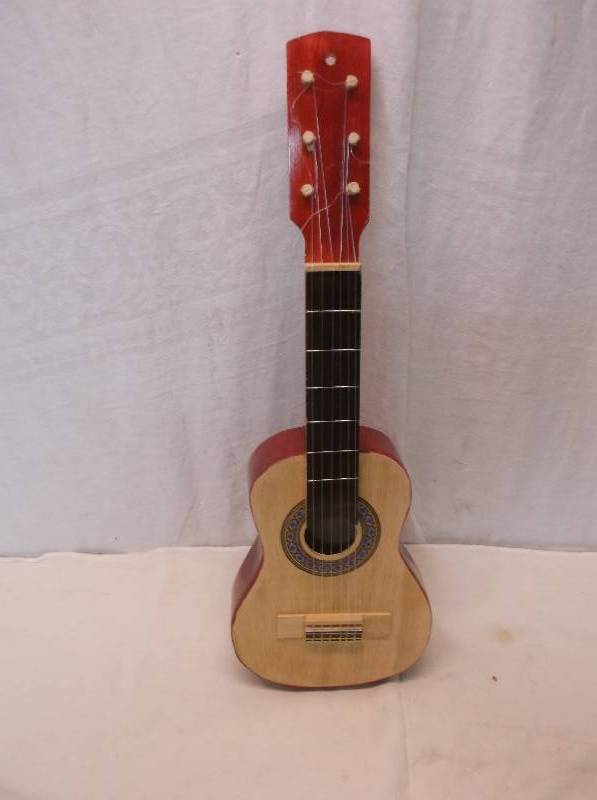 lot 126 image: Ukulele