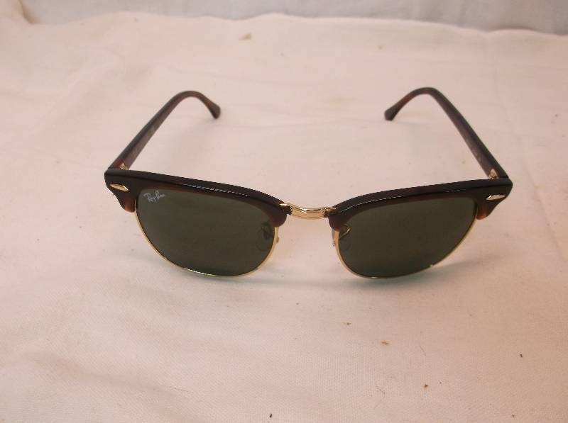 lot 137 image: Ray Ban